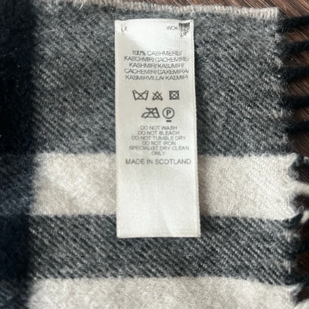 Burberry 100% Cashmere Scarf - Picture 3 of 3